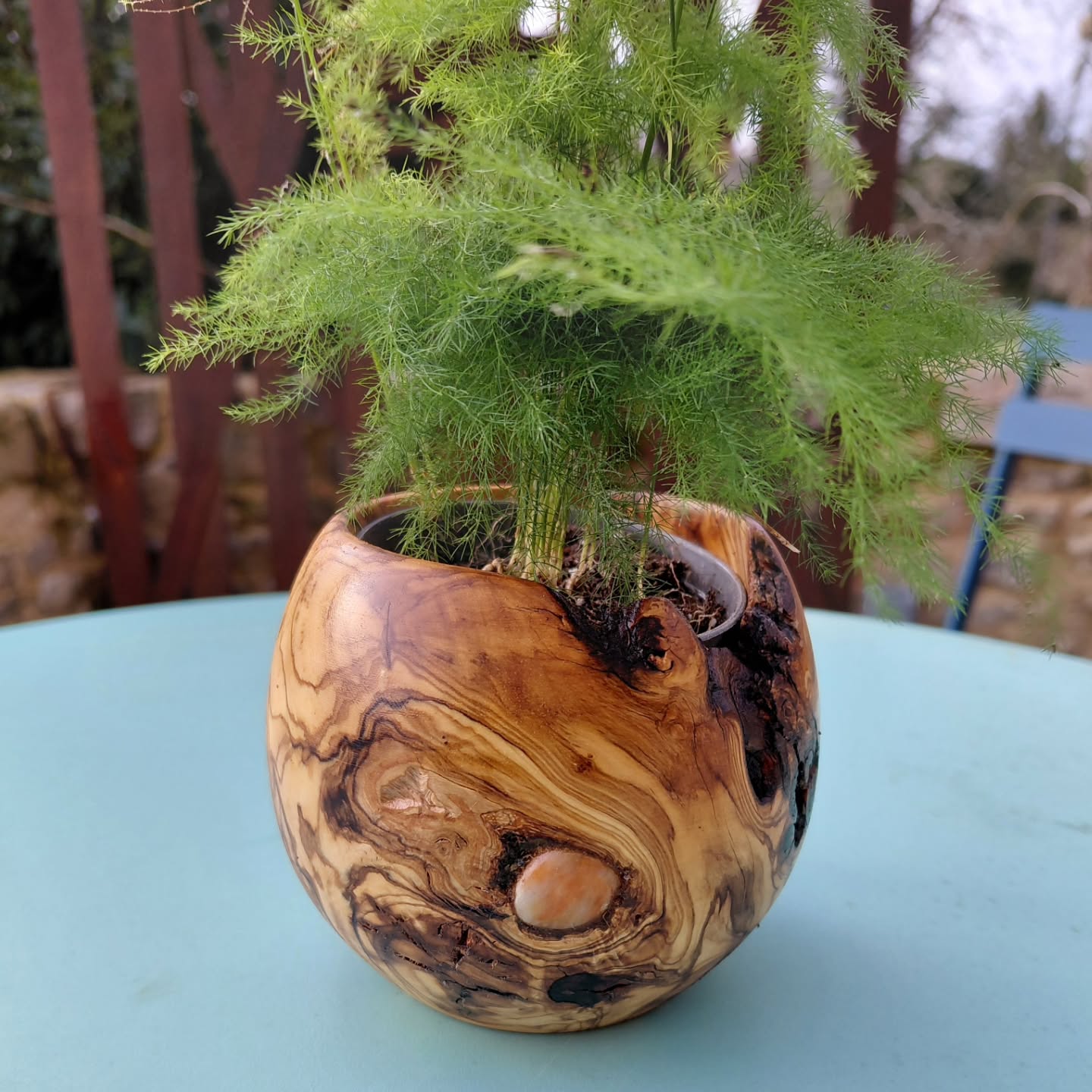Cache-pot artisanal en bois d'olivier avec pierre et étain incrusté