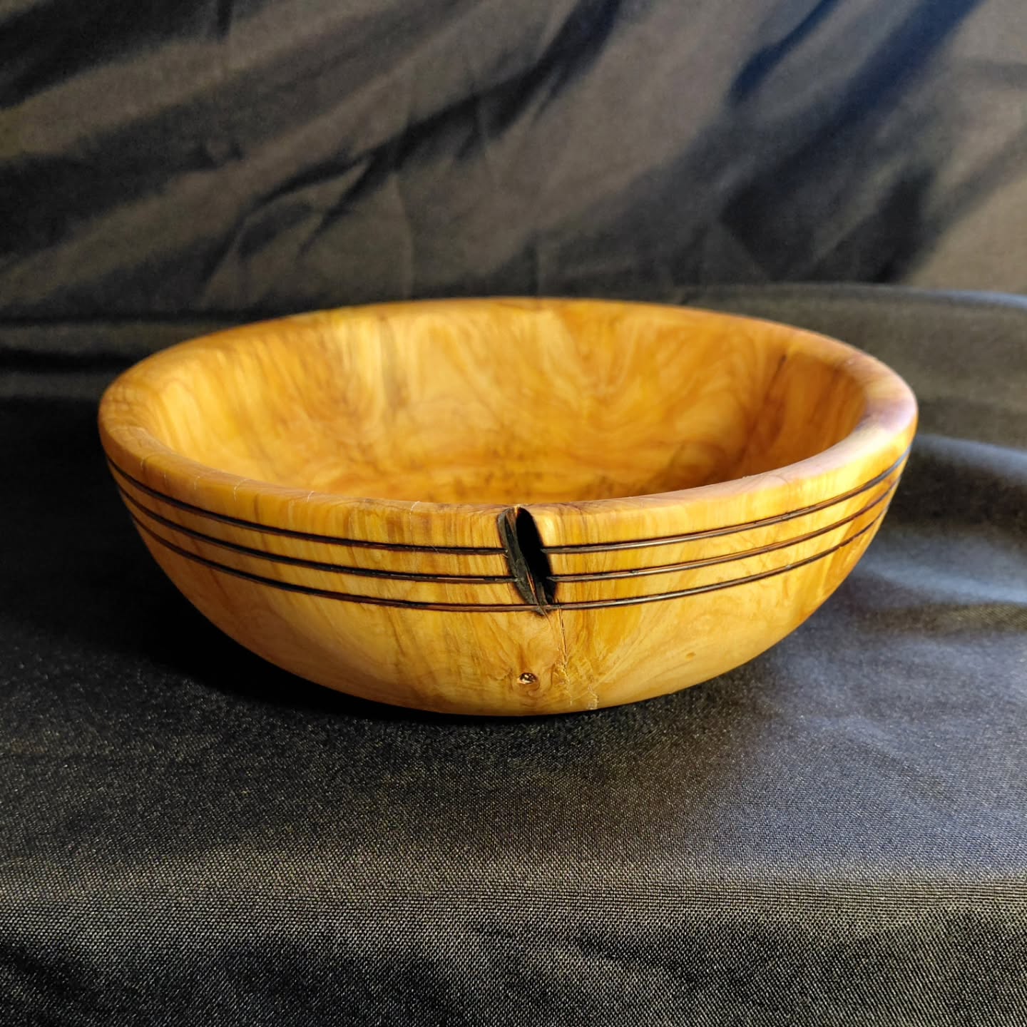 Coupe artisanale en bois de cyprès tournée à la main