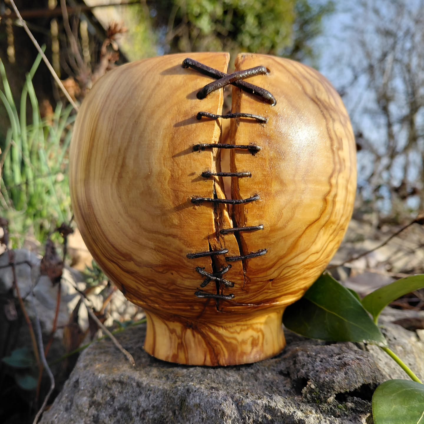 Création artisanale en bois d'olivier avec agrafes métalliques décoratives
