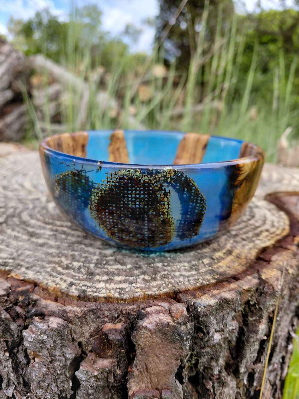 Bol artisanal en olivier avec résine bleue motif grille