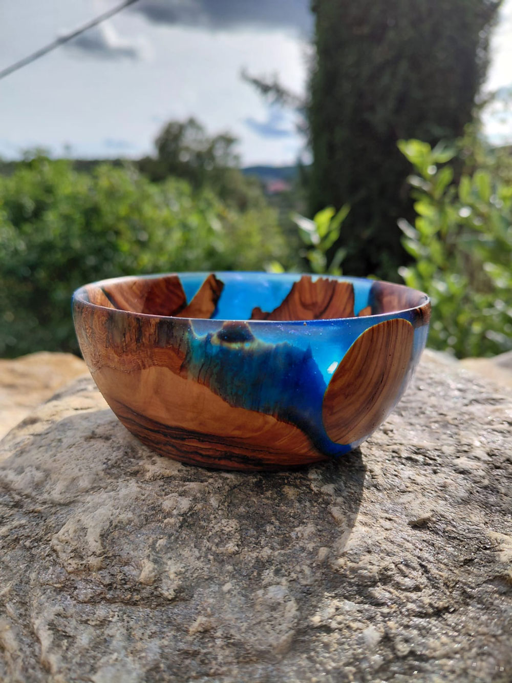 Bol artisanal en bois d'olivier avec résine bleue