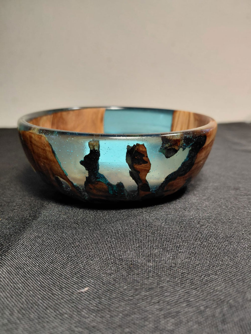 Bol en bois d'olivier avec résine effet eau