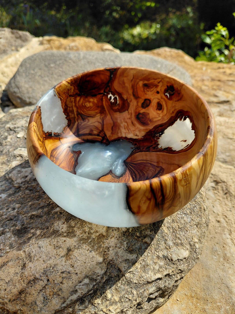 Bol en bois d'olivier et résine époxy artisanale