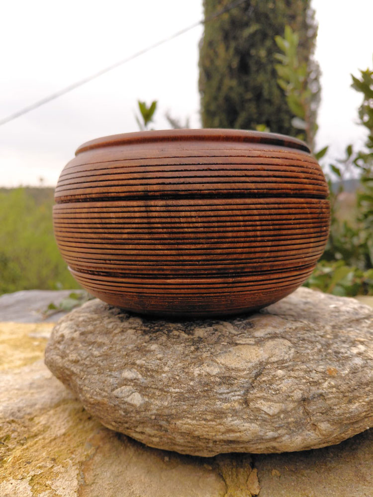 Pot en bois artisanal Pot en bois artisanal tourné à la main